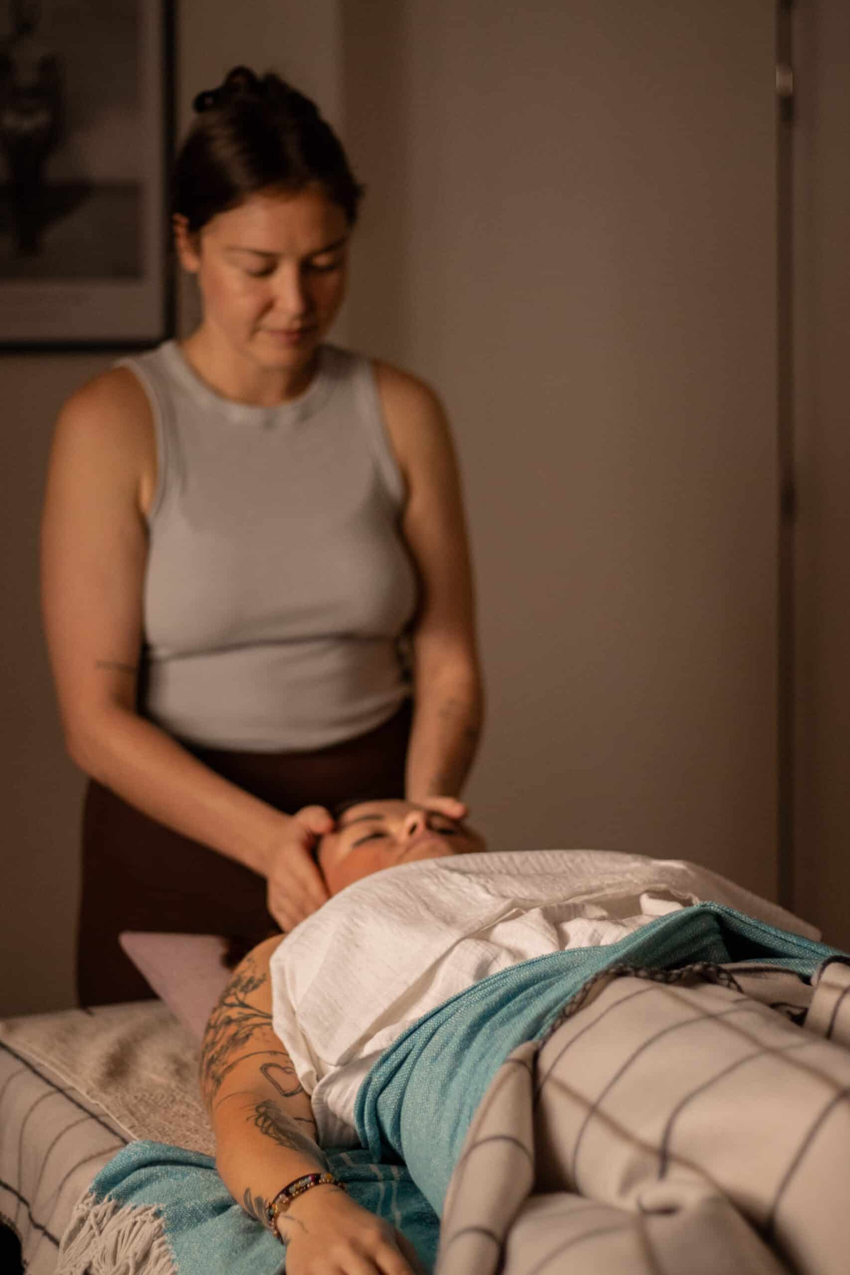 Dominika Červenková - Aštánga jóga, Mayská abdominální terapie, Kraniosakrální terapie a individuální ženská spolupráce - Salón Srdce České Budějovice